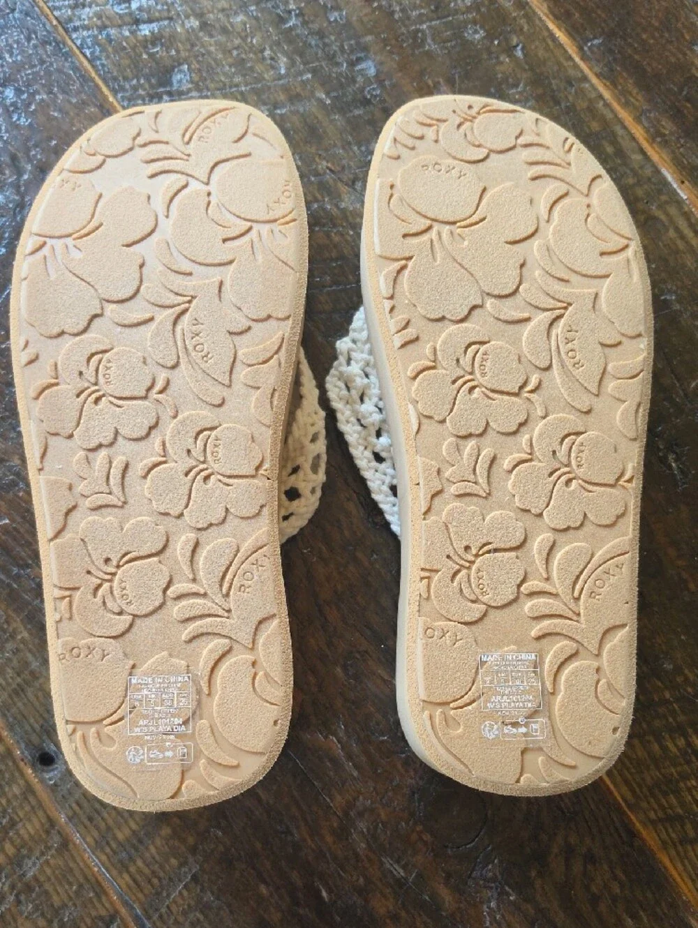 Roxy Women's White Crochet Strap Tan Footbed Sandals - Picture 4 of 4